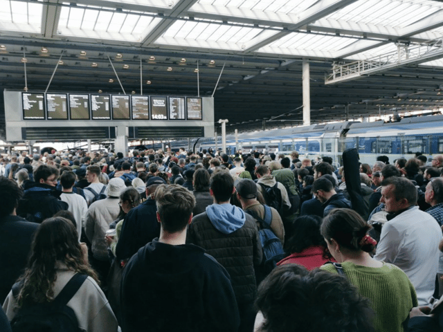 Easter travel chaos: Thousands queue for ‘hours’ as passengers ‘jump’ London station barriers