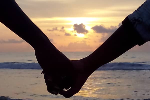 A couple holding hands. (Creative Commons Sneha ss)