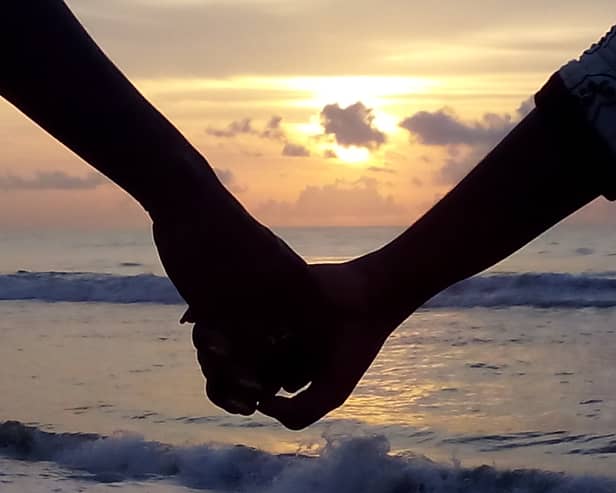 A couple holding hands. (Creative Commons Sneha ss)