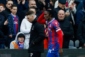 Wilfried Zaha (R) leaves the pitch following an injury during the English Premier League football match  (Photo by IAN KINGTON/AFP via Getty Images)