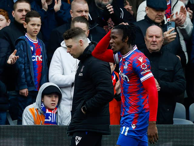 Wilfried Zaha (R) leaves the pitch following an injury during the English Premier League football match  (Photo by IAN KINGTON/AFP via Getty Images)