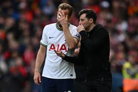Tottenham Hotspur's Interim head coach Ryan Mason (R) speaks with Tottenham Hotspur's English striker Harry Kane (L) (Photo by PAUL ELLIS/AFP via Getty Images)