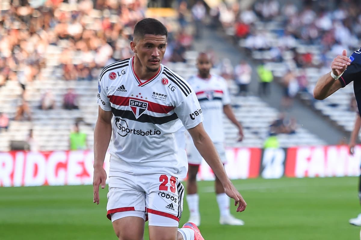 Fulham target attracting rival interest as defender emerges on radar