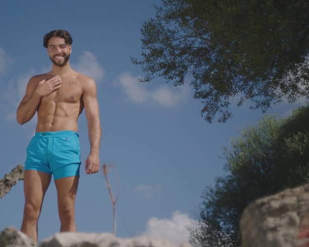 Bombshell Sammy enters the villa & dates 3 girls