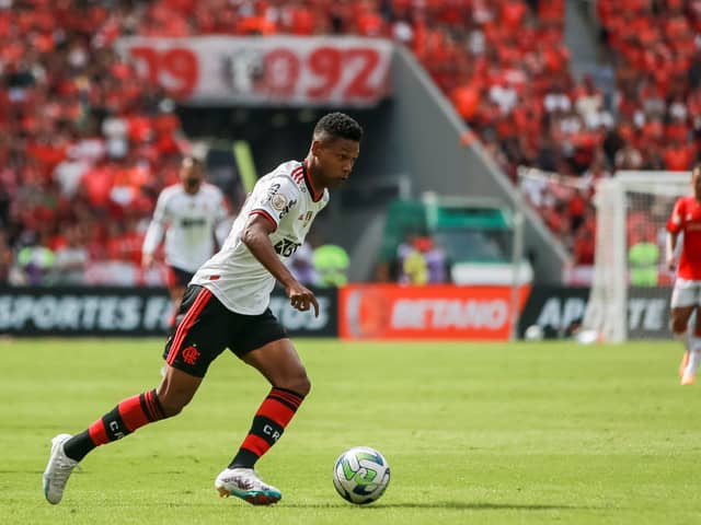 Matheus Franca runs with the ball during a Brasileirao match between Internacional and Flamengo (Photo by Fernando Alves/Getty Images)
