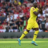 Chelsea’s Belgian striker Romelu Lukaku applauda as he leaves the pitch during the English FA Cup final football match  (Photo by GLYN KIRK/AFP via Getty Images)