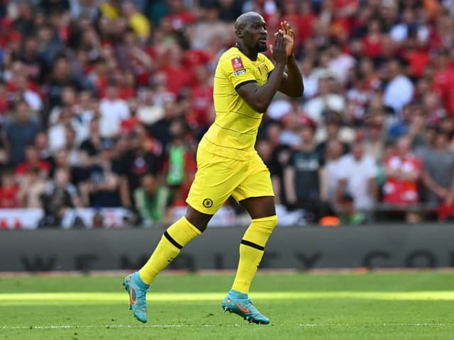 Chelsea’s Belgian striker Romelu Lukaku applauda as he leaves the pitch during the English FA Cup final football match  (Photo by GLYN KIRK/AFP via Getty Images)