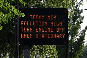 A sign advising motorists to turn off their vehicle engines when in stationary traffic, due to the high levels of pollution, on side of the A4 heading out of central London. Credit: Justin Tallis/AFP via Getty Images.