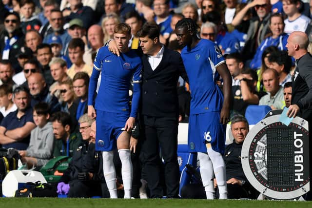  Mauricio Pochettino, Manager of Chelsea speaks with Cole Palmer of Chelsea and Lesley Ugochukwu  (Photo by Justin Setterfield/Getty Images)