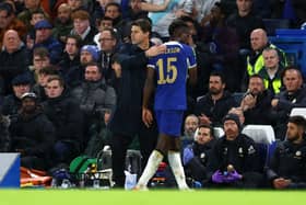 Mauricio Pochettino, Manager of Chelsea, acknowledges Nicolas Jackson of Chelsea as he is substituted off . (Photo by Clive Rose/Getty Images)