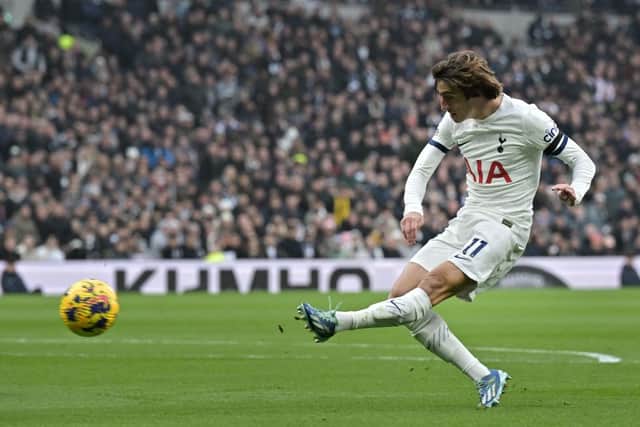 Tottenham Hotspur's Bryan Gil shoots against Aston Villa. (Photo by Ben Stansall / AFP) 