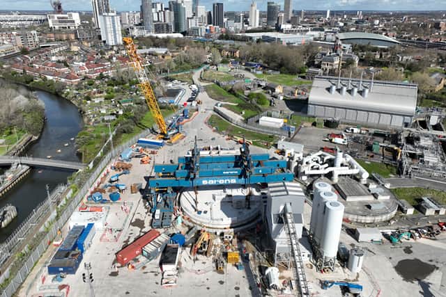 To mark the construction of the tunnel being completed, a 1,200 tonne concrete lid was lifted onto a shaft in Stratford 