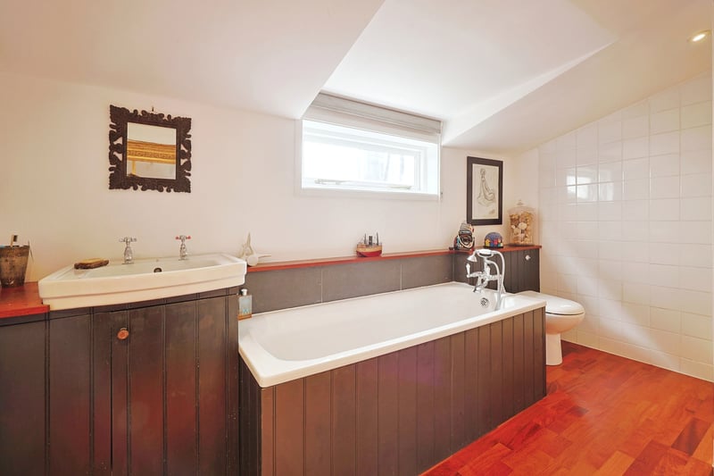 The houseboat is very well insulated and connected to mains sewage, gas, electricity and water and fibre broadband.