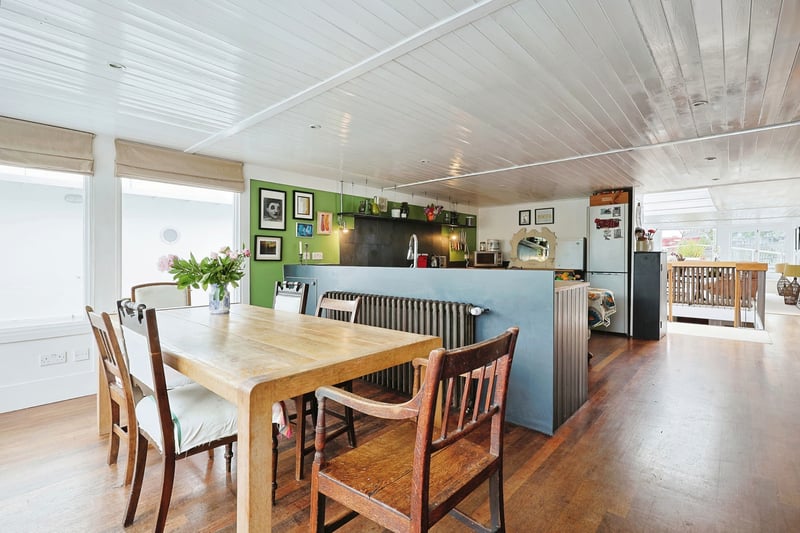 Prospect Quay is close to good restaurants and convenience stores, and is a short walk to Wandsworth Town Centre and Putney High Street.