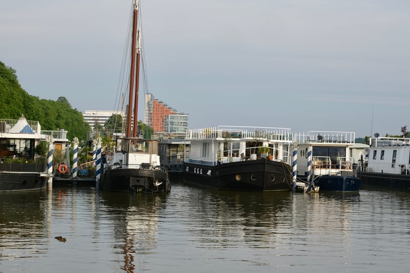 Boat owners benefit from a concierge service in Prospect Quay and access to the pool and gym.