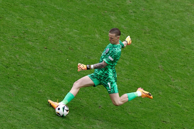 A calamity of errors in front of him led to the goal and he didn't have much else to do. Hardly a calm presence behind the defence as pressure grew but not one at fault for the first 90 mins.