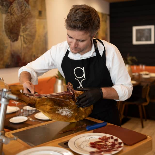 Miguel slices the Jamon Iberico. Credit: Cendrine Robert