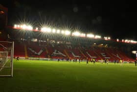 Charlton Athletic have signed Tom McIntyre.