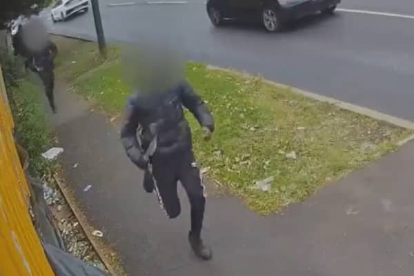 This video shows the moment teens run through the streets of Gipton brandishing machetes