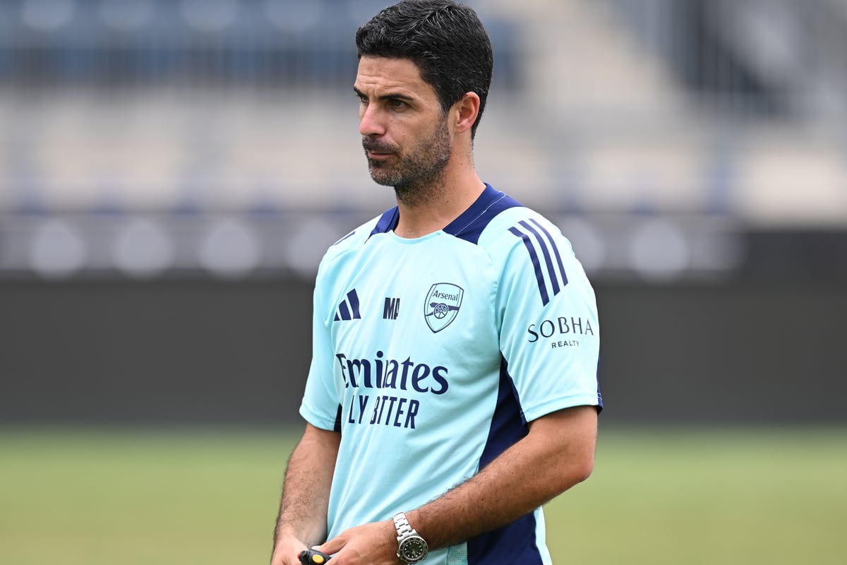 Arsenal hold 'talks' with London rivals to replace player who has dropped major transfer hint