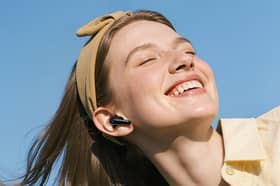 These noise cancelling ear buds cost less than £100 and have great sound quality