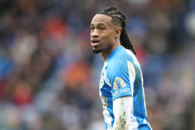 Huddersfield Town midfielder David Kasumu has signed a new deal.