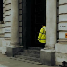 Should AI replace civil servants?