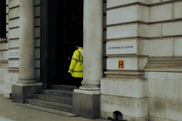 Should AI replace civil servants?