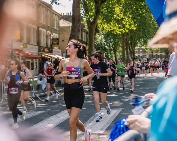 Thousands of runners take on Hackney