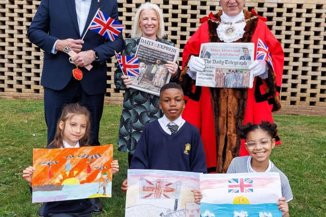 Mayor of Barnet Cllr Tony Vourou and pupils from Barnfield Primary School