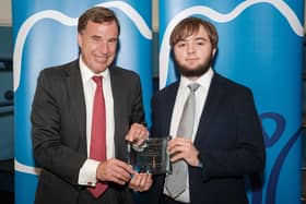 Oskar accepting his award.