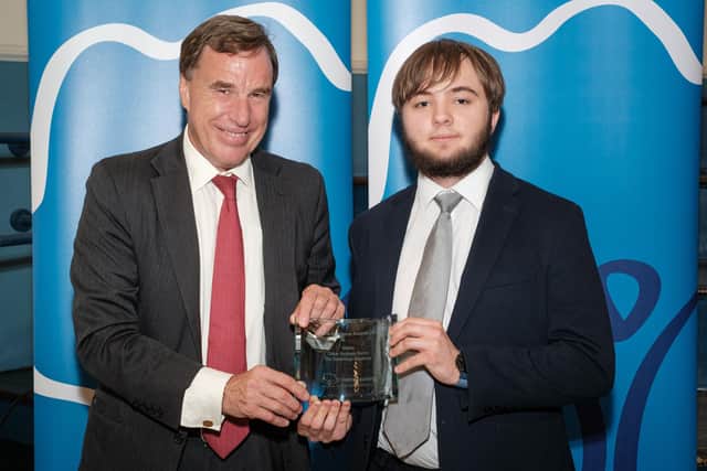 Oskar accepting his award.
