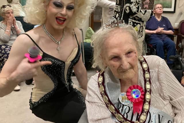 Miss Lightning entertains