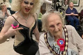 Miss Lightning entertains