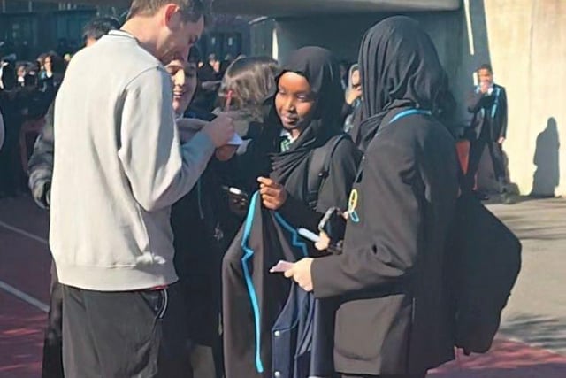 Miniminster signs autographs for Crest students