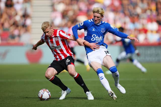 BRENTFORD, ENGLAND - AUGUST 27: Ben Mee of Brentford battles for possession with Anthony Gordon of Everton during the Premier League match between Brentford FC and Everton FC at Brentford Community Stadium on August 27, 2022 in Brentford, England. (Photo by Marc Atkins/Getty Images)