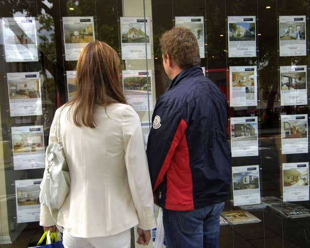 File photo dated 02/09/08 of a couple standing outside an estate agent's window. The number of people taking their first step on to the property ladder with a mortgage last year is estimated to have topped 400,000 for the first time since 2006. Issue date: Tuesday January 4, 2022.